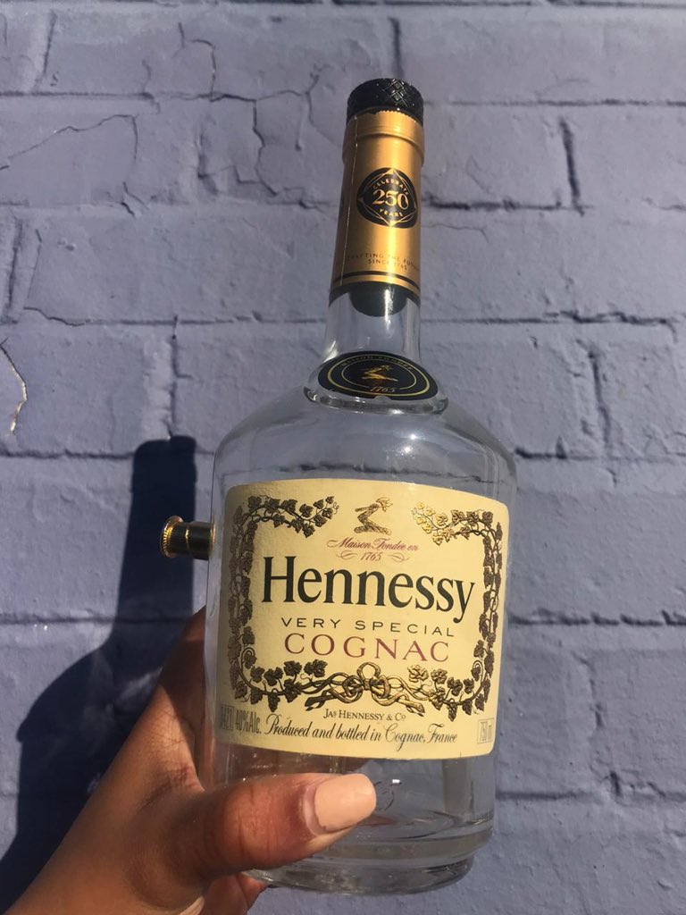 TiffanyMessias's tweet image. Created some bongs today 🥺