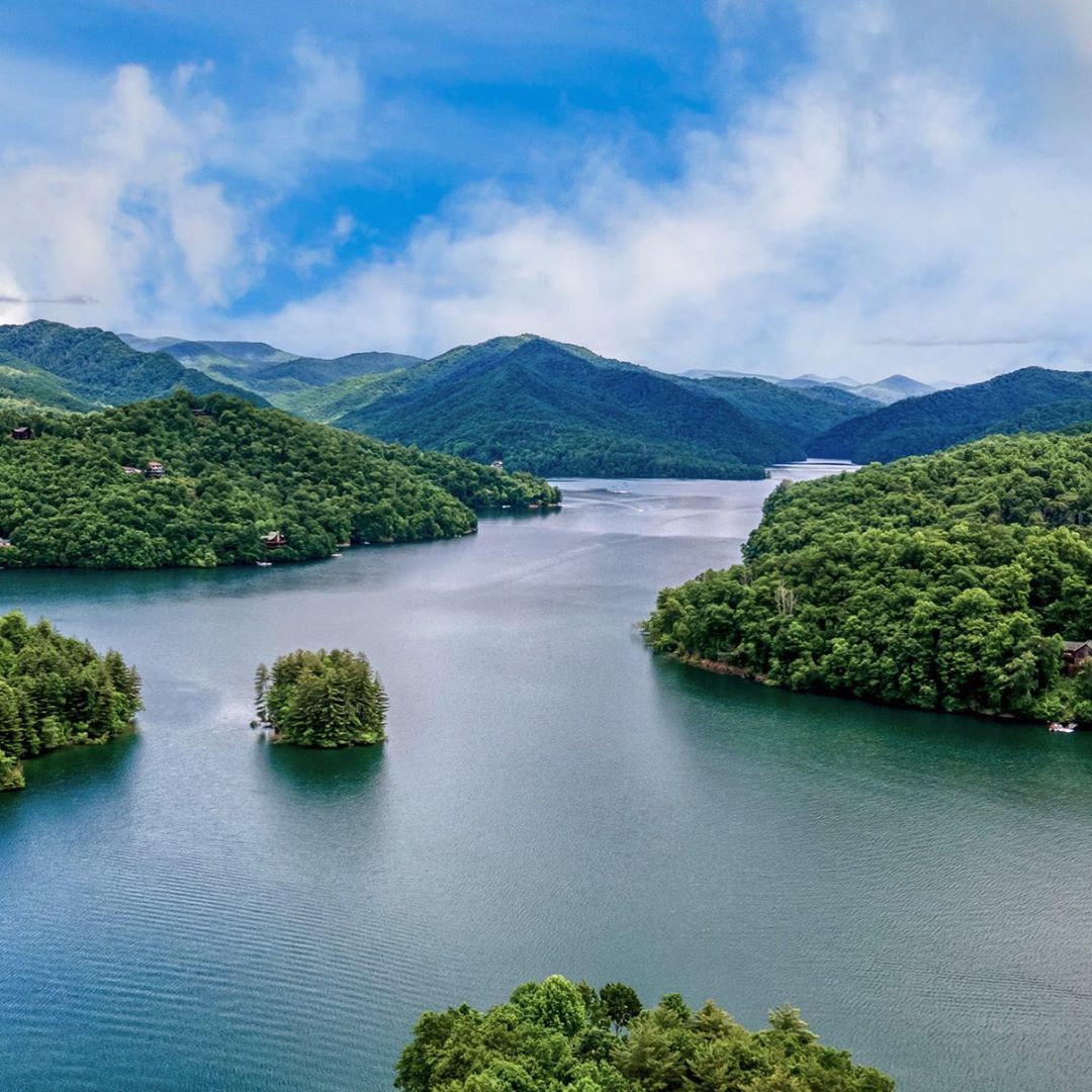 VisitSmokies's tweet photo. We don't know about you, but to us this looks like the perfect image for your next desktop photo or screensaver! And while you're at it, be sure to visit Nantahala Lake in real life too (📸: @visitnantahalanc via Instagram) https://t.co/SsoNldK0K6