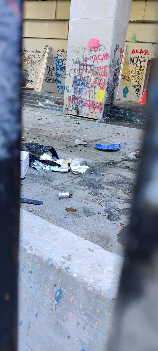 MissScarletTana's tweet photo. Let's play a game! I spy with my little eye... Something that's used in war crimes. #portlandprotest #pdxprotest #defendpdx #acabspring #portlandgestapo https://t.co/4WPXWYOPeN