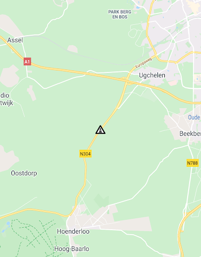 RWSverkeersinfo's tweet photo. De #N304 is DICHT tussen Hoenderloo en Beekbergen richting Apeldoorn. Er wordt onderzoek gedaan door de politie na een frontale aanrijding. Er zijn meerdere voertuigen bij betrokken. De ZOAB-cleaner is onderweg om het wegdek schoon te maken. https://t.co/VUOjJ529E6