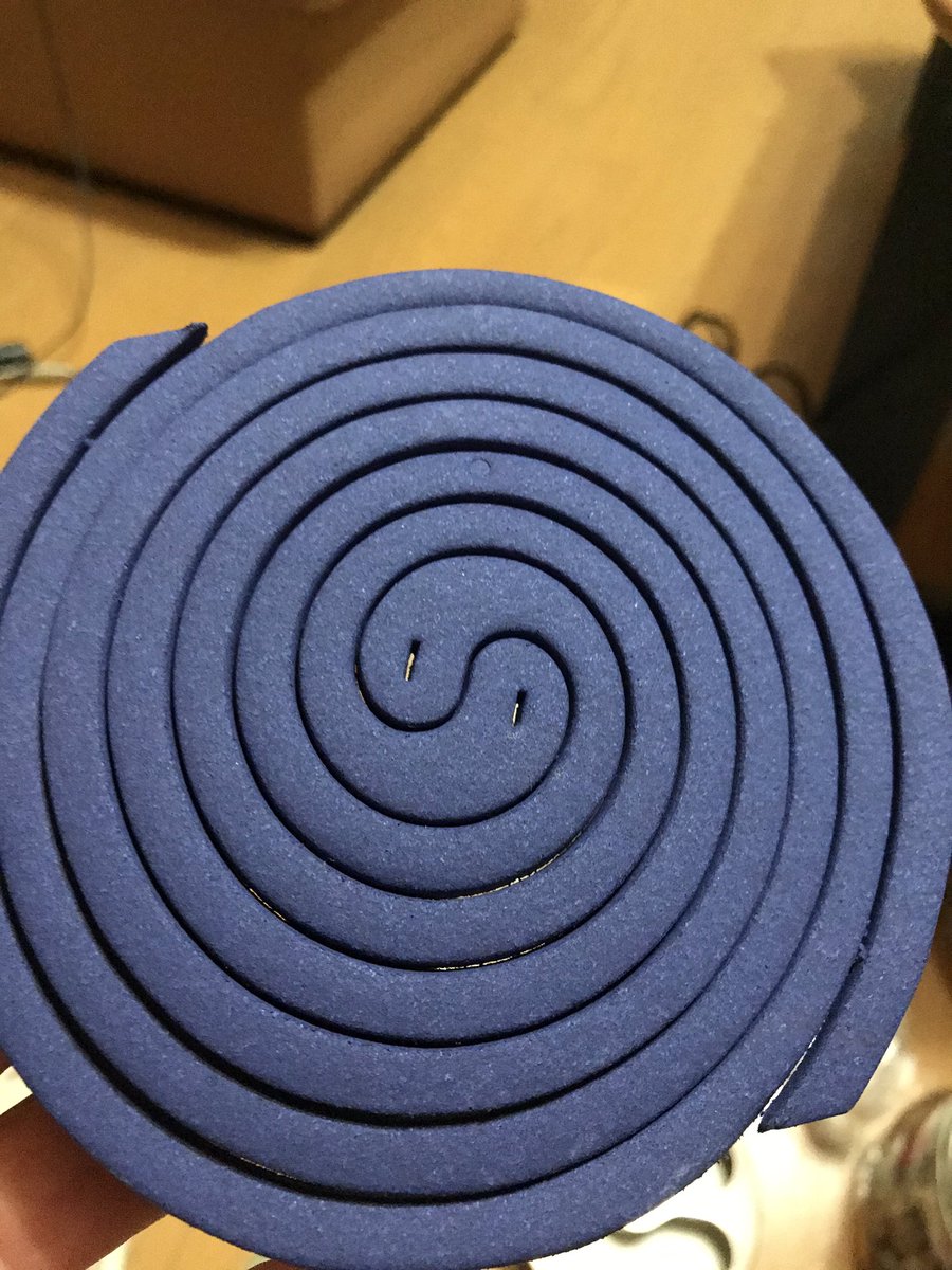 Lucky Lack Sissiy コシガヤのシッシー Twitterren 深夜の蚊取り線香 蚊がやたらと多い しかも普通の蚊取り線香 が効かない なのでこんなやつ買ってみた 蚊取り線香のトリセツをくまなくみるのは多分最初で最後だ なにしろ色がヤバい 蚊 ハエハエカカカ