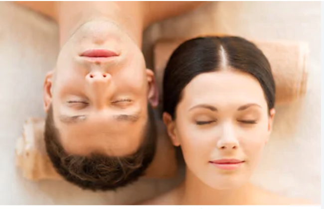 Number 3 of the 4 main ways that male skin differs from female: Oiliness.
Read more about it in the full blog... bit.ly/3huNV1Z
#hommage #skincareroutine #skin #mensskincare #mensgrooming #skincareformen #antiaging #antiagingskincare