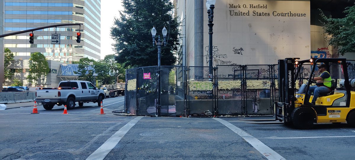 MissScarletTana's tweet photo. Hey Feds, you know... All in all you're just a-nother brick in the wall. #portlandprotest #pdxprotest #acabspring #defendpdx #portlandgestapo https://t.co/64PLdku7AK