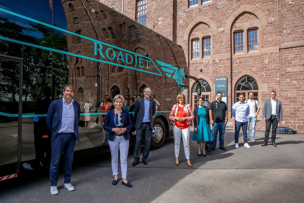 WM_BW's tweet photo. Austausch mit Vertretern der Start-up-Szene BW. Wir haben einige vielversprechende und engagierte Gründungen, denen wir in der #Corona-Krise weiterhin den Rücken stärken müssen. Unser Wirtschaftsstandort von morgen ist innovativ, nachhaltig und digital! https://t.co/Ji9LH6FrHy