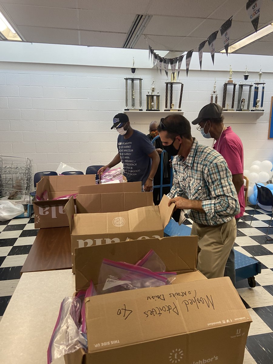 ChicagoCAPS03's tweet photo. We are so thankful to Living Hope Church (64th/ Cottage) and Martin Temple AME - Pastor Leake (69th/ Cottage) for praying for our community and bringing over 100 snack donations for the officer in the 3rd District. #Community #PositivePoliceInteraction #Prayer #3rdDistrict https://t.co/lP2cmHjy9L