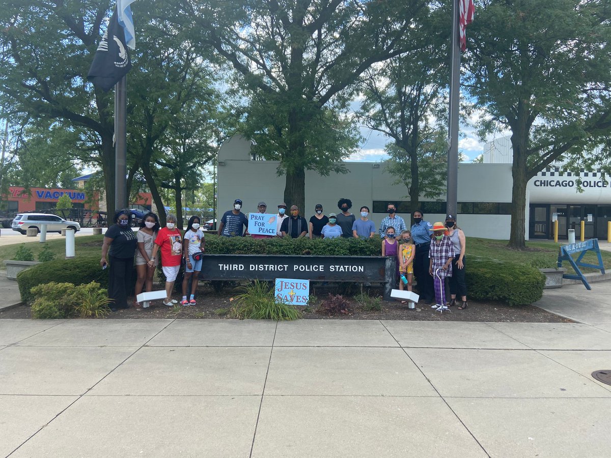 ChicagoCAPS03's tweet photo. We are so thankful to Living Hope Church (64th/ Cottage) and Martin Temple AME - Pastor Leake (69th/ Cottage) for praying for our community and bringing over 100 snack donations for the officer in the 3rd District. #Community #PositivePoliceInteraction #Prayer #3rdDistrict https://t.co/lP2cmHjy9L