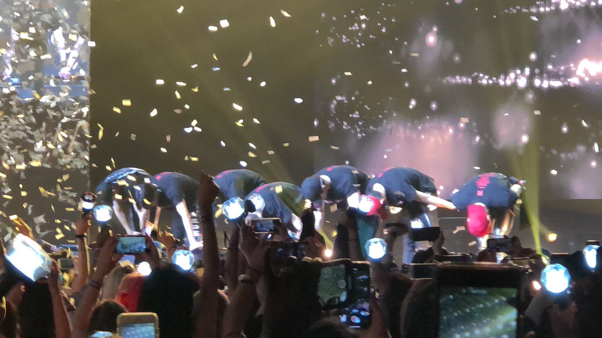 promisejxmin's tweet photo. so you’re telling me it’s officially a YEAR since i saw monsta x live here in houston?! i miss them so much, i’m glad i was able to go and see friends, PLS TAKE ME BACK TO 07.27.19! MY FIRST HI TOUCH WITH THEM ❤️🥺🥺 #MonstaXInHou @OfficialMonstaX @official__wonho https://t.co/e3ScOAc3La