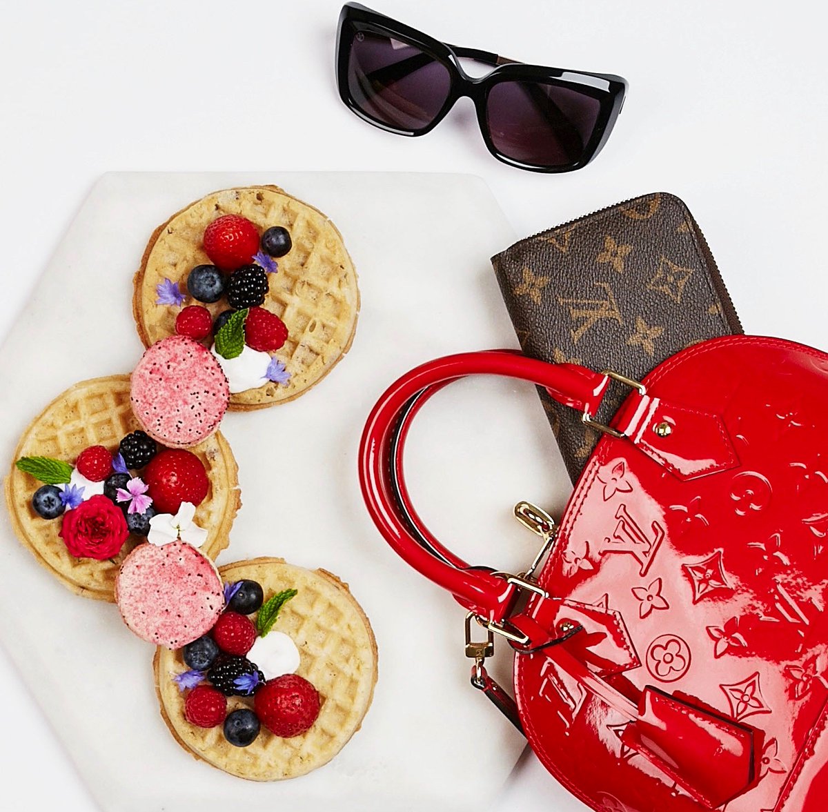 yoogiscloset's tweet photo. Happy #MonogramMonday! Wishing you a great start to your week! π https://t.co/gvUdOqnK4F