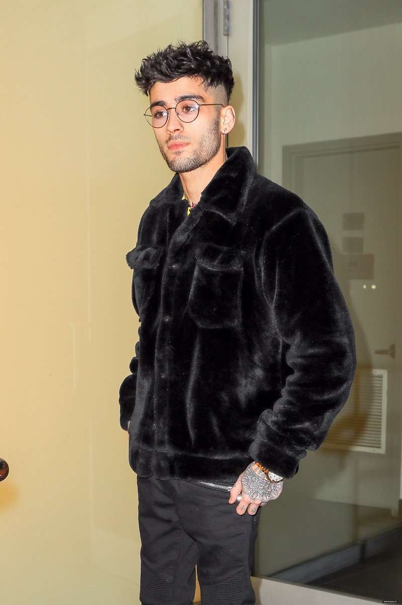 zjmpillwz's tweet photo. it looks like a photo shoot but it's just zayn malik walking in nyc. https://t.co/9QacLZ3cTF