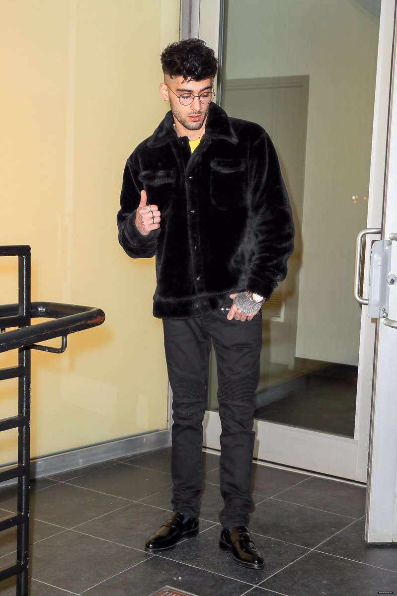 zjmpillwz's tweet photo. it looks like a photo shoot but it's just zayn malik walking in nyc. https://t.co/9QacLZ3cTF
