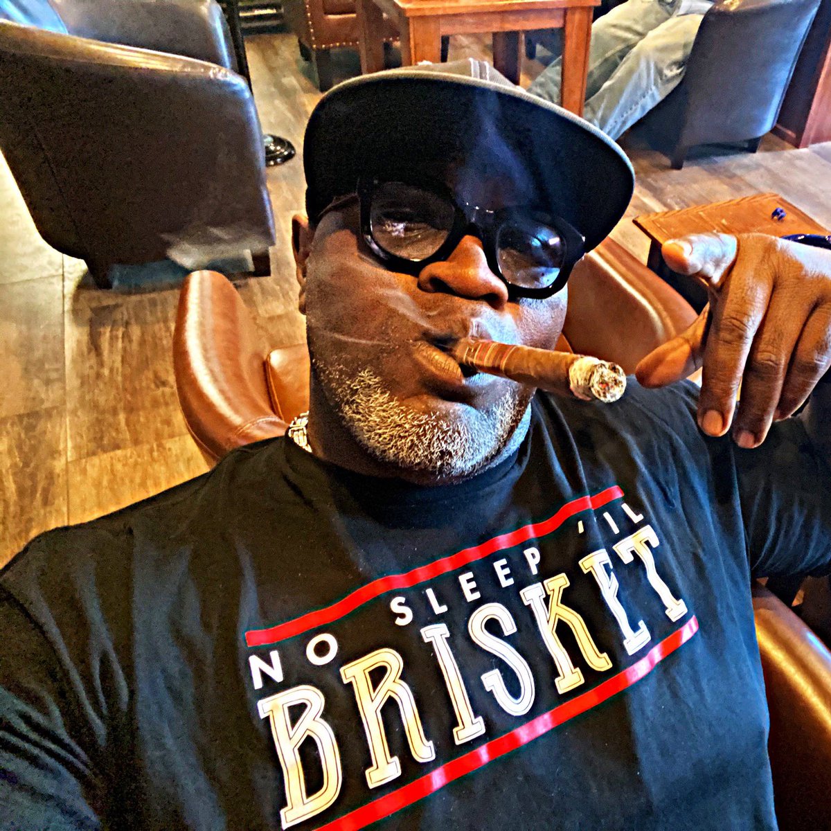 Moecasonbbq's tweet photo. Cigar break👍🏾🎯🇺🇸🔥 #bbq #bbqfamily #smallbusinessman #positivevibes https://t.co/nBVcGJyvUQ