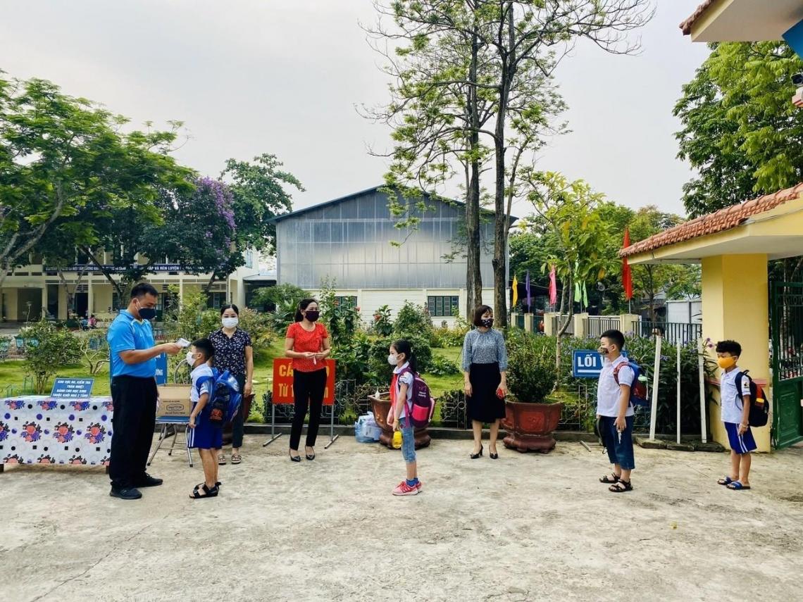 Teachers and students take preventative measures on the first day of school in Lao Cai, Viet Nam on 11 May. With support from UNICEF, all 43,966 schools have implemented school safety protocols to help students and teachers return to school.  @UNICEFEducation  @UNICEF_vietnam