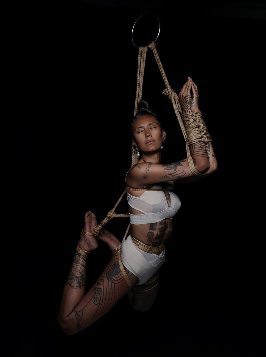 shibari_study's tweet photo. When we released @Shibarijp's Forearm Binder, we explained that it's best suspended vertically with a hip-loading harness to take pressure off the wrists. Because we can’t contain this gorgeousness a moment longer, here it is combined with Gorgone's hip-loader. #creativeties 😍 https://t.co/fFiwLWdajt