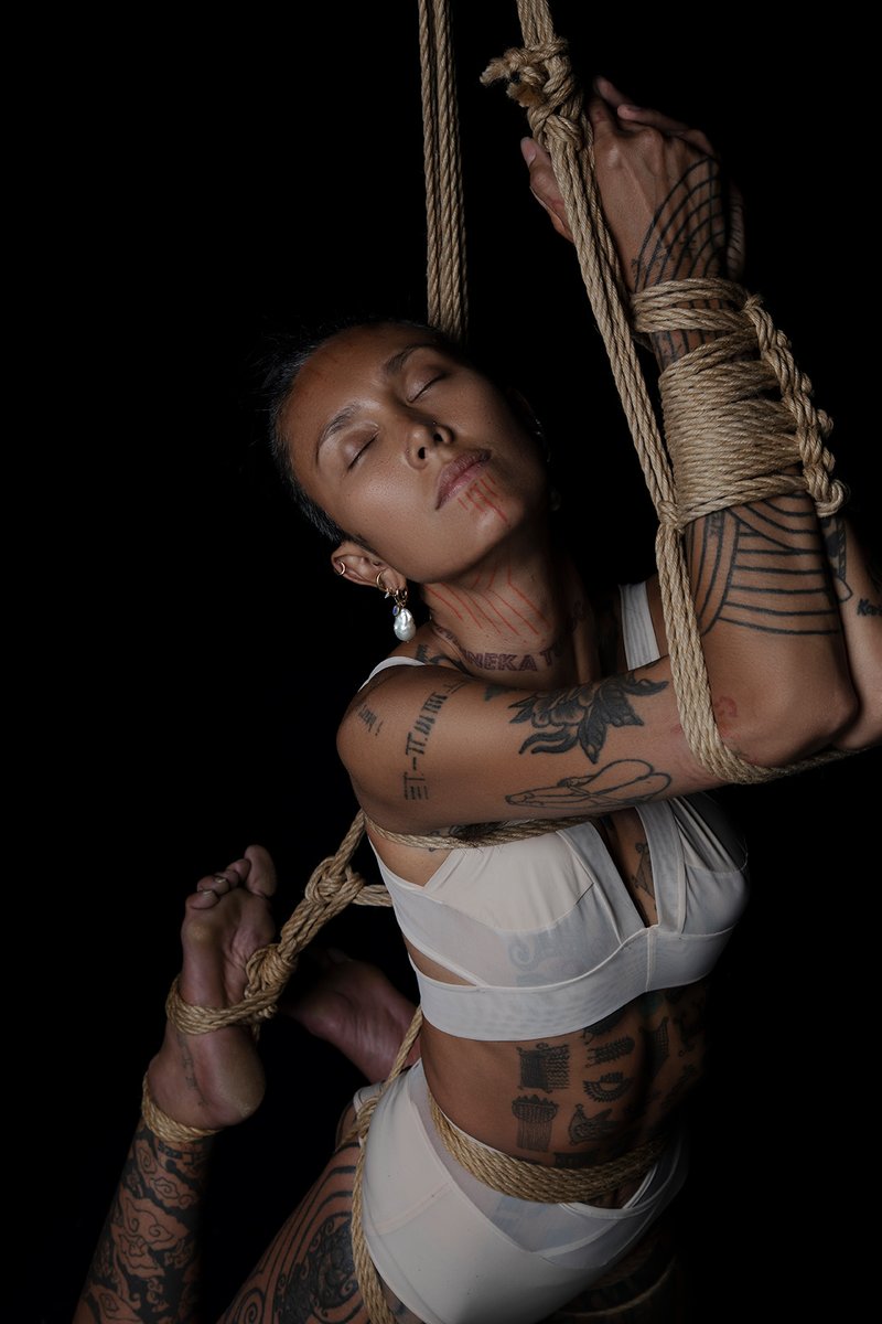 shibari_study's tweet photo. When we released @Shibarijp's Forearm Binder, we explained that it's best suspended vertically with a hip-loading harness to take pressure off the wrists. Because we can’t contain this gorgeousness a moment longer, here it is combined with Gorgone's hip-loader. #creativeties 😍 https://t.co/fFiwLWdajt