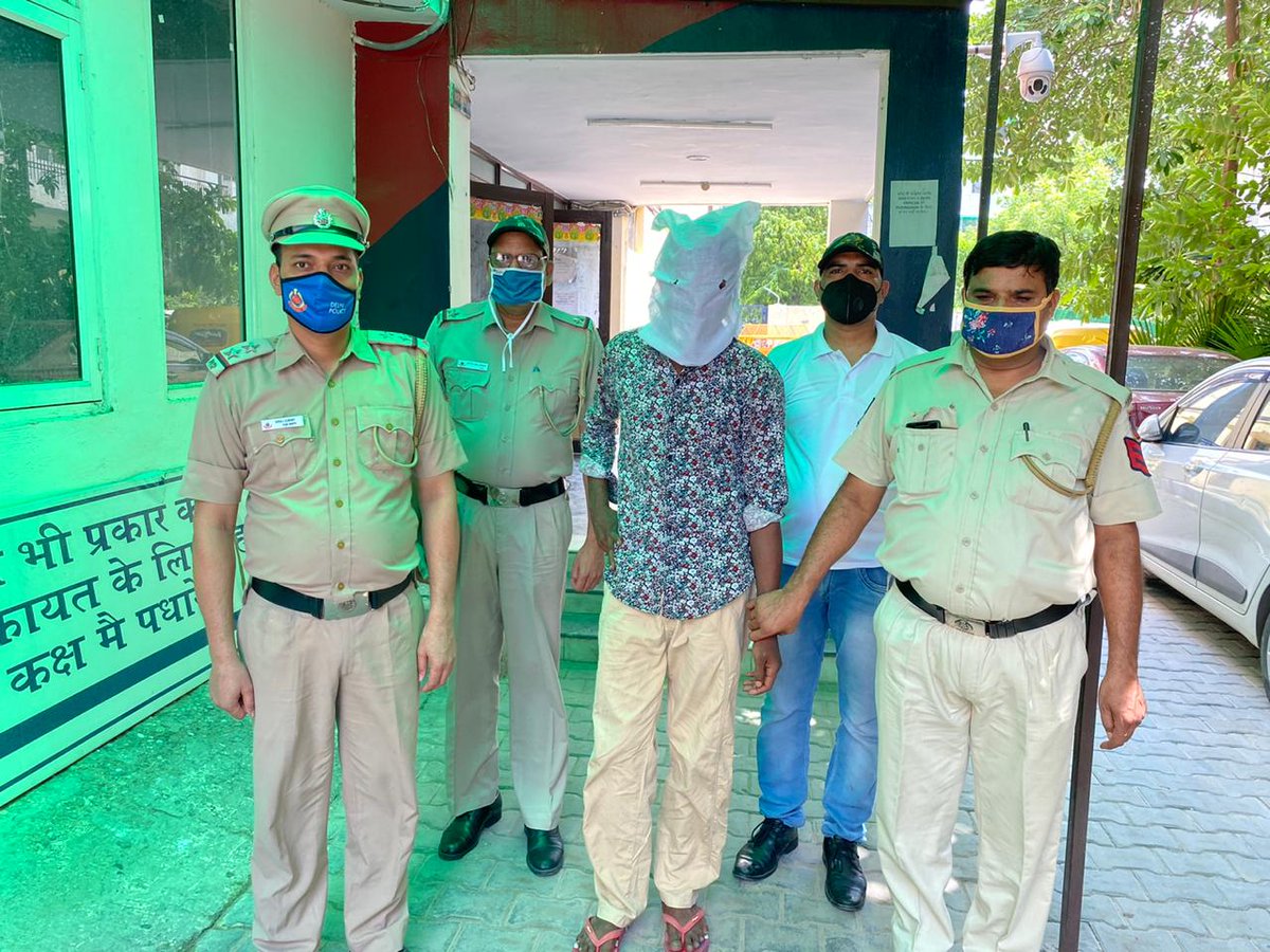 howindie_'s tweet photo. पूर्वी दिल्ली के पांडव नगर थाना पुलिस के हाथ लगी बड़ी कामयाबी पुलिस ने वांटेड अपराधी को किया गिरफतार , गिरफ्तार आरोपी के पास से पुलिस ने चोरी की बाइक भी बरामद की इलाके में लंबे समय से चोरी की वारदातों को दे रहा था अंजाम @DCPEastDelhi @CPDelhi @LtGovDelhi #howindie #SHOPandavNagar https://t.co/HwCZt0vosh