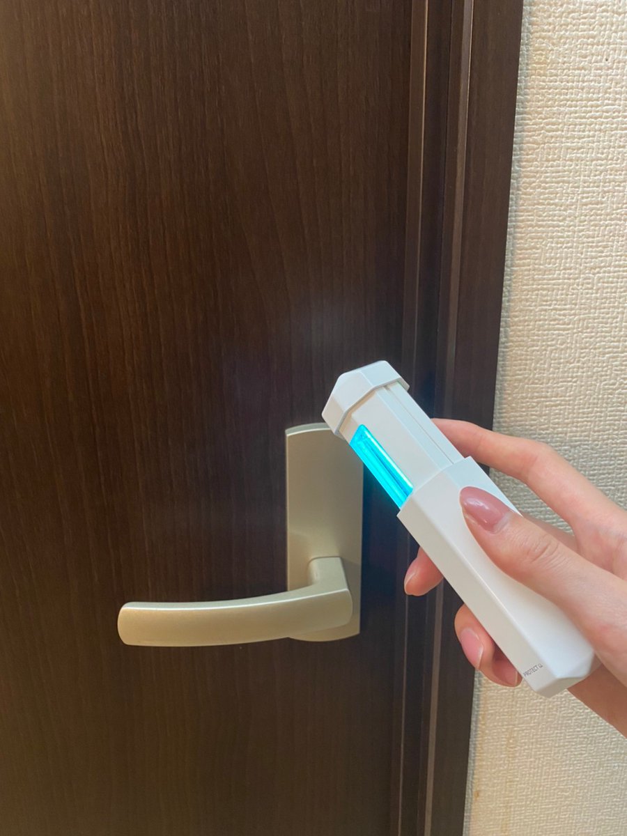 protect_u_lab's tweet image. 1000Rの意外な使い方第三弾！特にオフィスやお子様が触れやすいドアノブ、たくさんの人が触れるので意外と菌が付着しています。そんなときにさっと使える1000Rを使ってみてください！
#除菌 #PROTECTU #コロナ対策 #紫外線 #除菌グッズ #除菌クリーナー