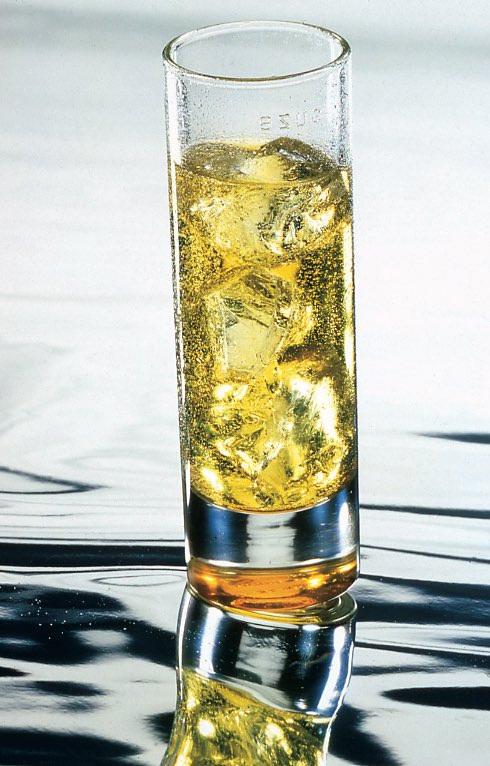 JNouvelDesign's tweet image. 🍸 Time for a drink
1️⃣ SAISI, 2016, mug, #designerbox
2️⃣ SUZE, 2003, verre apéritif, #suze