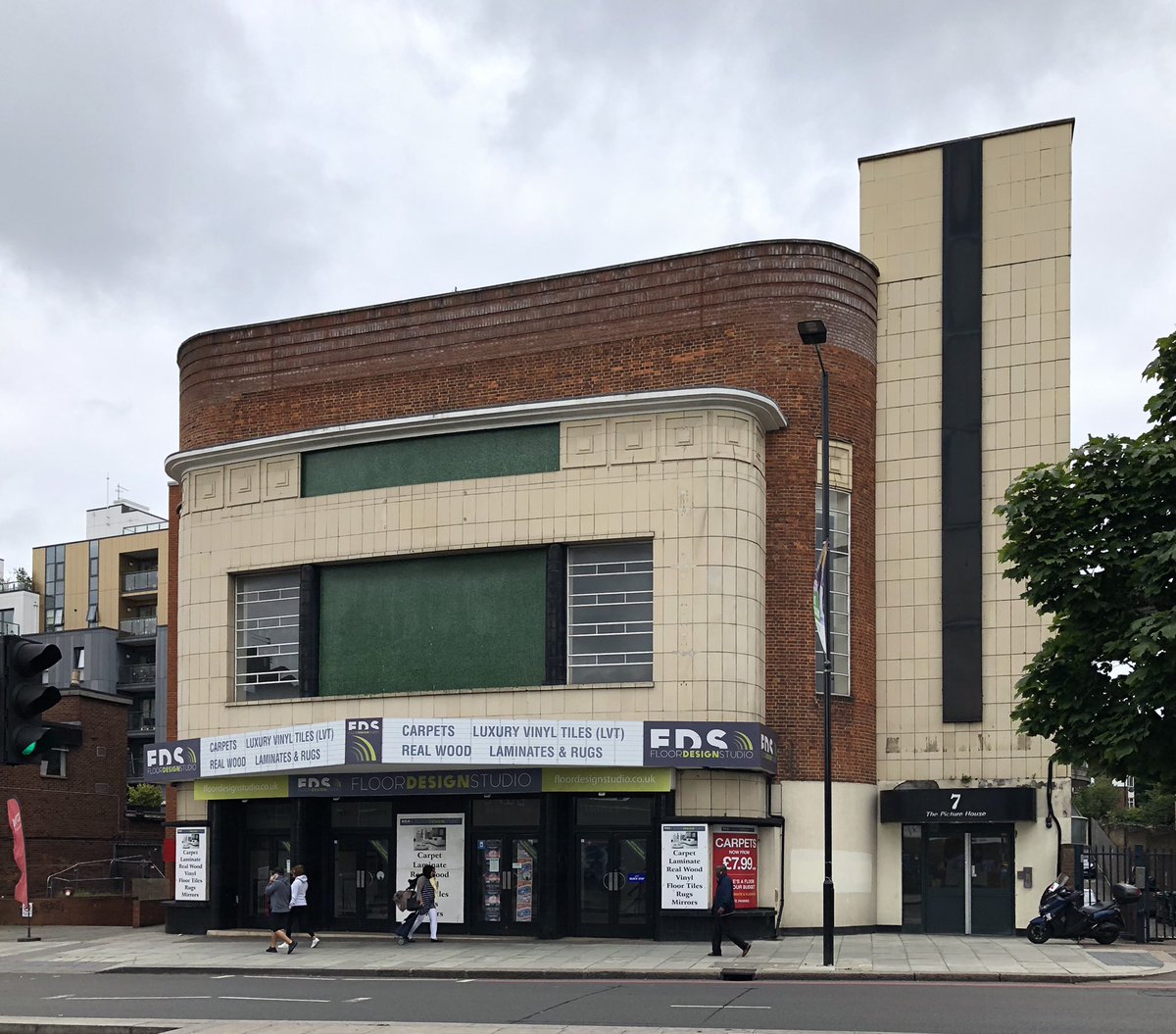 Two big setpieces from Streatham Hill, probably ex-cinemas.... really notable that these sorts of buildings are *not* in demand, these two are currently a flooring shop and a ‘Cashino’ – bei  Streatham Hill Railway Station (SRH)