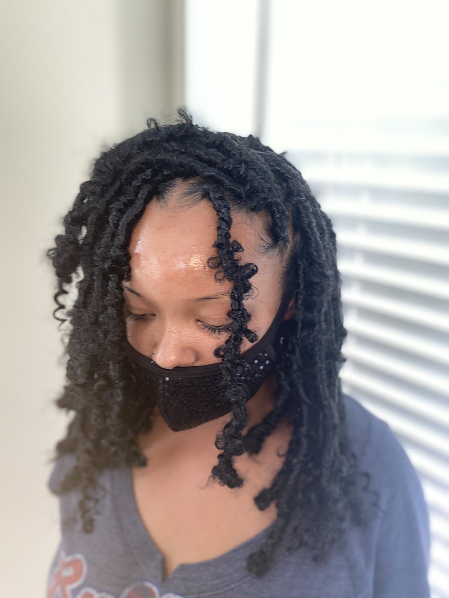 NO FLASH / NO FLITER 🤍 5hrs 
Butterfly Locs🦋
•💗
•🤍
•🧚🏾‍♀️
• @prettyy.nyra @cluelessz •
• INDIANAPOLIS IN📍 
#indybraider #knotlessbraids #knotlessboxbraids #knotlessboxbraidsindy #indybraider #blacklivesmatter #blackgirlmagic #317braids #317hairstylist #passiontwists