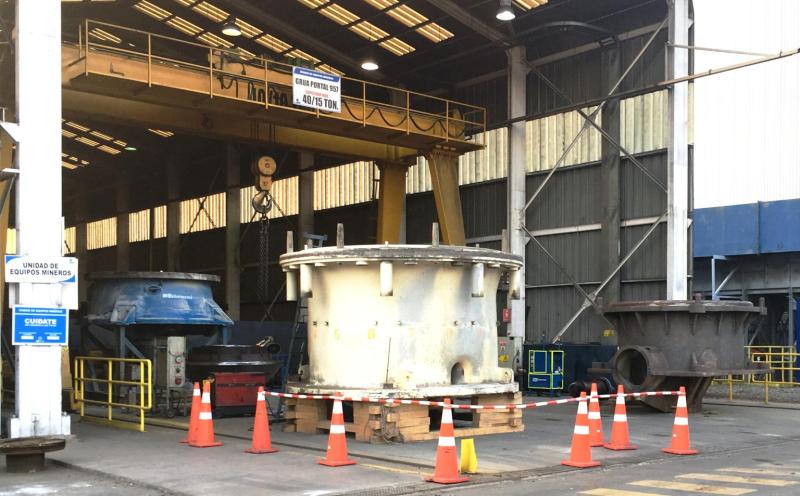 MEElecmetal's tweet photo. Main Frame's de chancadores MP1000 y Symons 7', ademas de Bottom Shell de chancador H8800, componentes de grandes chancadores de cono, en desarme y evaluación para posterior overhaul y armado con nuestros repuestos en ME Elecmetal.
#mining #crusher #crushing #MEFitCrushing #MEFit https://t.co/TiGxD1dUVg