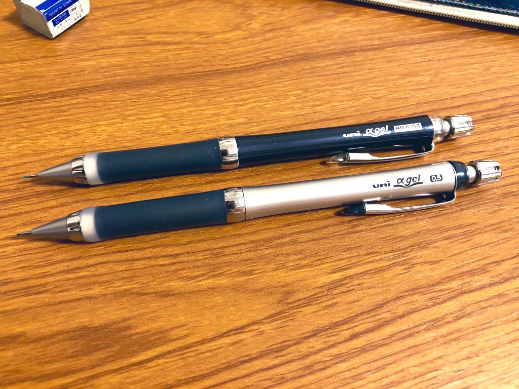 平田千秋 Uniですまない アルファゲル スリムタイプ が最推しなんだ 上の黒がuni Colorミントブルー 下が普通の0 5mm めちゃくちゃ現役だけどね 忘れられない一本