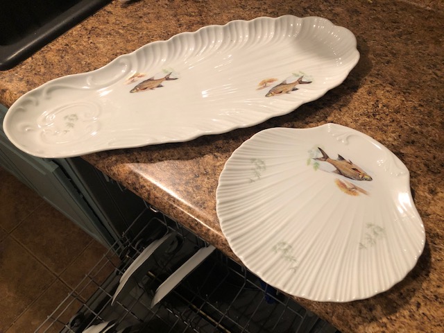 "Fish Dish"!  Not only does it rhyme, but with a service for 12 and a serving piece to boot, I'm looking forward to years of tasty fishes and pretty dishes.  By the way, I got these at Ponders Auction in  Stuttgart, AR.