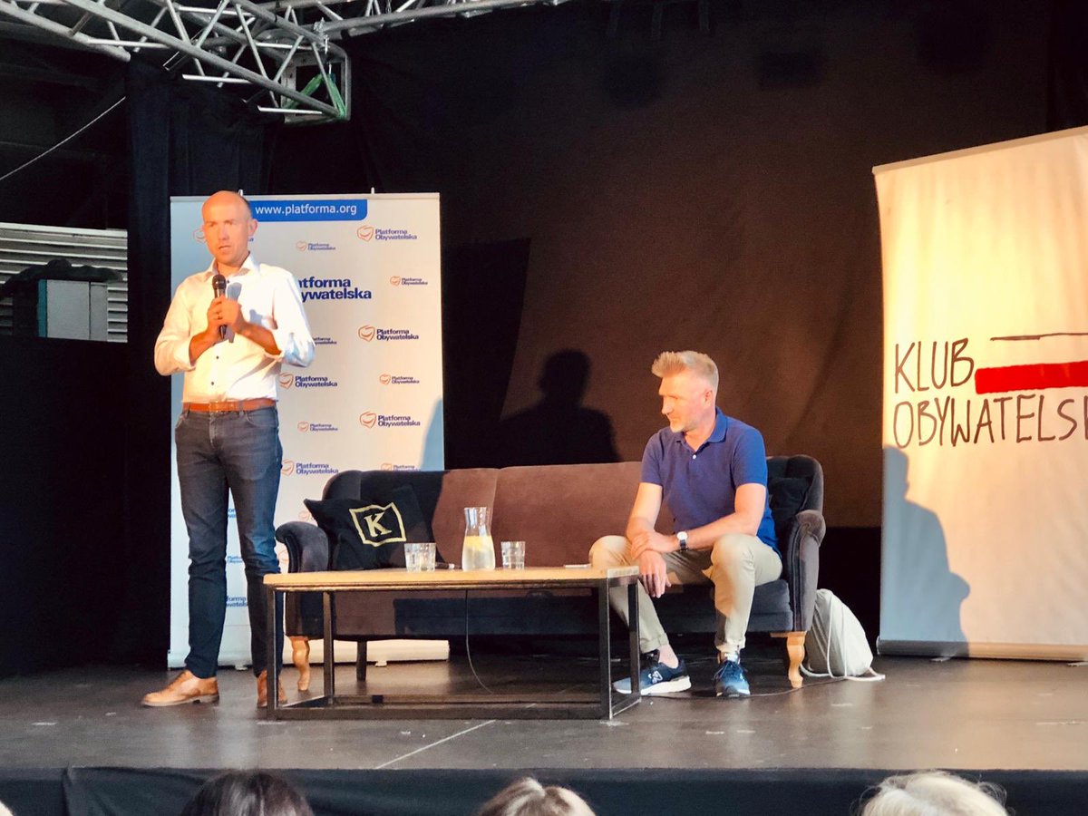 Obywatelska_KO's tweet photo. Gorąca dyskusja na spotkaniu z Przewodniczącym @bbudka w Katowicach! Budujemy #NowaPlatforma ✌️ https://t.co/1DvOICua1Q
