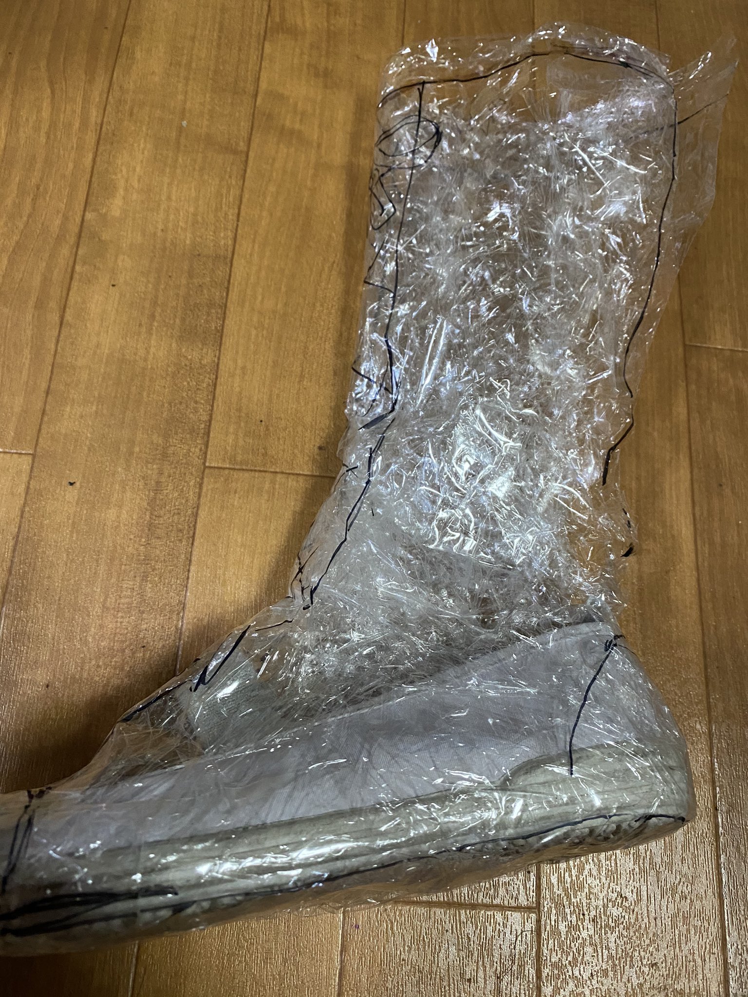 チヨ チヨ工房 式 ブーツ カバー式 の作り方 着用者の足に合わせベースに使う靴の上からラップとテープ 今回は透明ですがガムテでも可 でミイラにして型紙作り ふくらはぎ中央 またはファスナー取り付け位置で切り開く ベースはうわばき 兄ｽﾞのサイズ