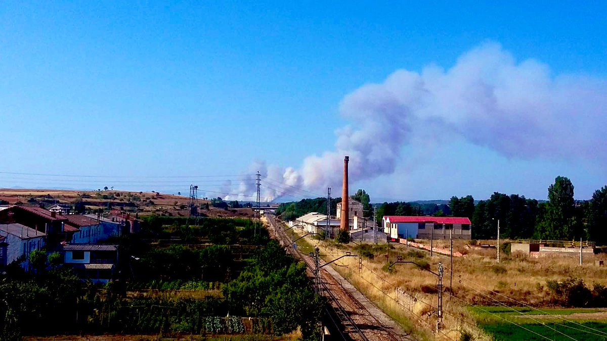 briftabuyo's tweet photo. 18:34 📸 Así se ve la en incendio desde #Astorga
Nos encontramos junto a #Lima2 y #Lima3 del #PlanINFOCAL
trabajando duro para extinguirlo.
🧑🏽🚒👨🏻🚒👩🏻🚒 🚁🚁🚁 💦💦💦#IFMagazDeCepeda #LeónESP
#IIFF #BRIF https://t.co/66bwVpDGal