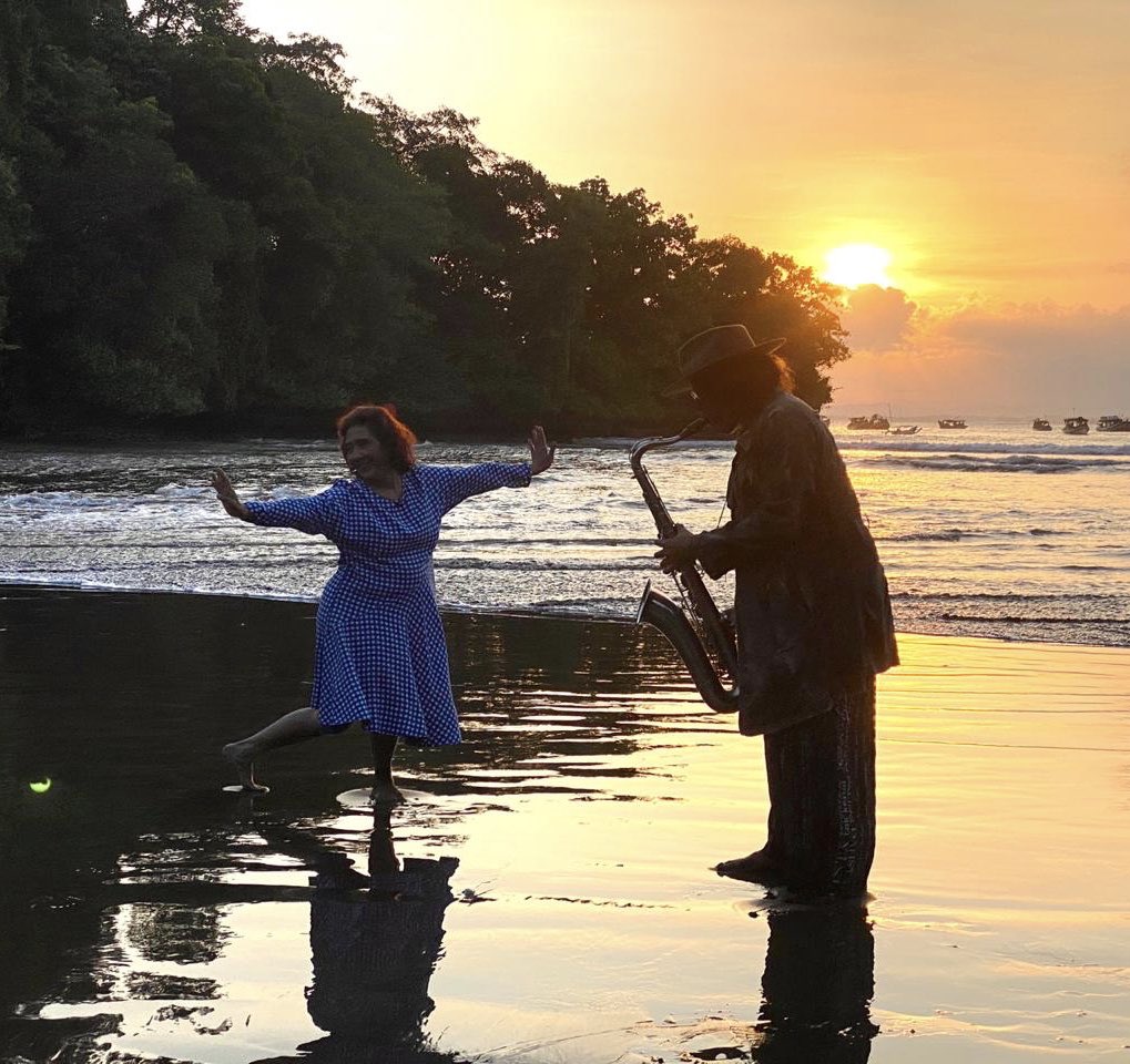 sudjiwotedjo's tweet photo. Onok wong wedok pencilakan nduk ngarepku.. sopo iki .. (Eh, bahasa Jawa-ku ud bener lom? Soalnya aku bukan orang Jawa dan nggak ngerti wayang, bisaku cm main saksofon heuheu) @susicekombak @Metro_TV 29 Juli 2020 pk 20 WIB https://t.co/RPusl5Yz4a