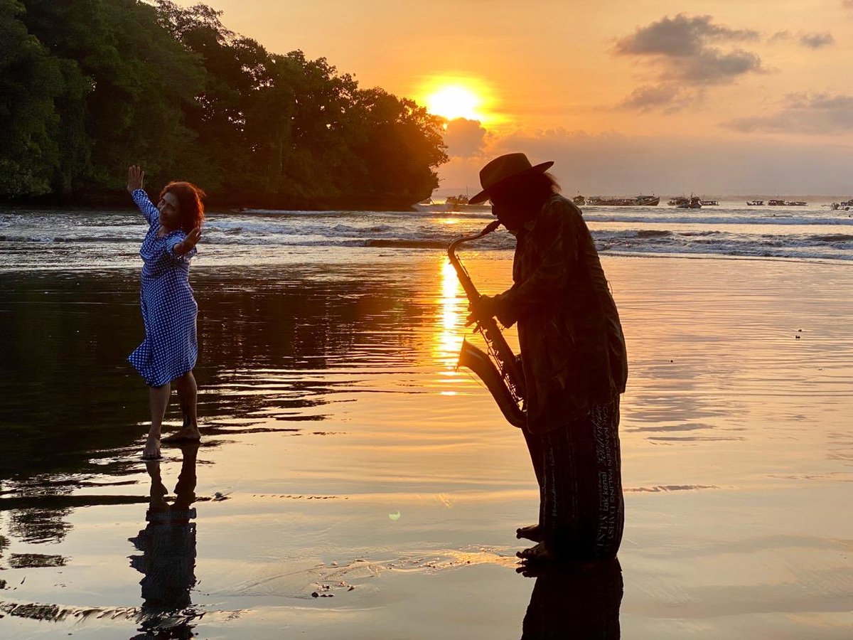 sudjiwotedjo's tweet photo. Onok wong wedok pencilakan nduk ngarepku.. sopo iki .. (Eh, bahasa Jawa-ku ud bener lom? Soalnya aku bukan orang Jawa dan nggak ngerti wayang, bisaku cm main saksofon heuheu) @susicekombak @Metro_TV 29 Juli 2020 pk 20 WIB https://t.co/RPusl5Yz4a