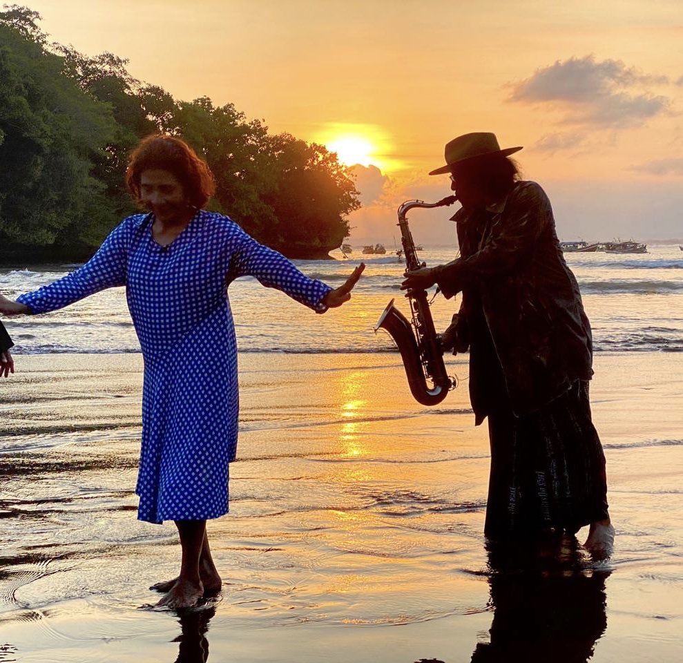 sudjiwotedjo's tweet photo. Onok wong wedok pencilakan nduk ngarepku.. sopo iki .. (Eh, bahasa Jawa-ku ud bener lom? Soalnya aku bukan orang Jawa dan nggak ngerti wayang, bisaku cm main saksofon heuheu) @susicekombak @Metro_TV 29 Juli 2020 pk 20 WIB https://t.co/RPusl5Yz4a