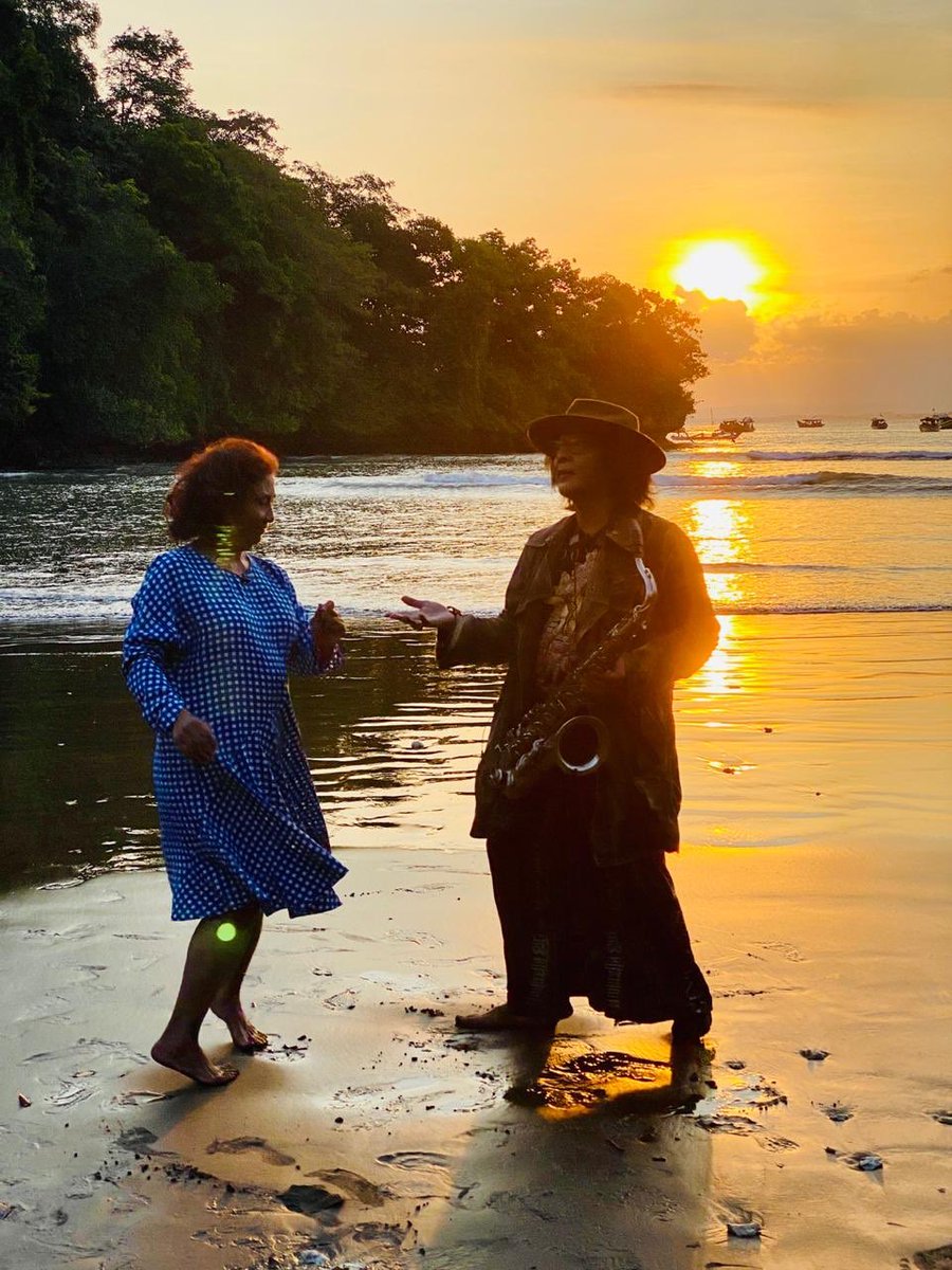 sudjiwotedjo's tweet photo. Onok wong wedok pencilakan nduk ngarepku.. sopo iki .. (Eh, bahasa Jawa-ku ud bener lom? Soalnya aku bukan orang Jawa dan nggak ngerti wayang, bisaku cm main saksofon heuheu) @susicekombak @Metro_TV 29 Juli 2020 pk 20 WIB https://t.co/RPusl5Yz4a