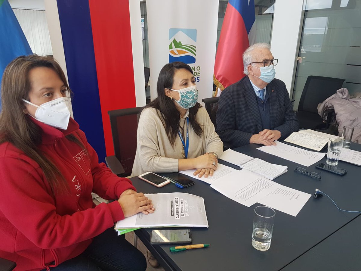 seremisalud10's tweet photo. Ahora en conferencia de prensa junto a @Int_LosLagos y @GPLLanquihue seremi @sbmolth se refiere a #cuarentena por #covid19 #decretada por un periodo de 14 días en #PuertoMontt y que se inicia desde el miércoles 29 a las 22.00 hrs #QuedateEnCasa https://t.co/MHN2169BtA