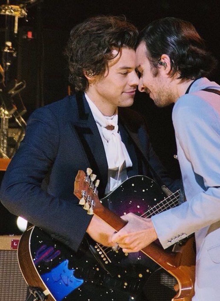 Harry & Freddie’s relationship onstage with their guitarists Mitch Rowland & Brian May