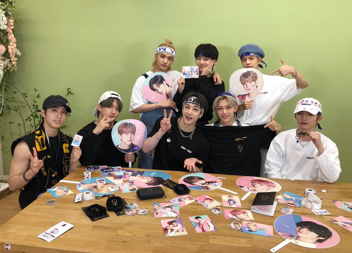 kpop_ty's tweet photo. @vmas #VMAs2020 + #StrayKids 
 Straykids ofrece actuaciones asombrosas EN VIVO !! ¿Buscas un rendimiento asombroso? @Stray_Kids es capaz de ello! ¿Buena apariencia? ¿Talento? Energía caótica? Increíbles voces, rap y baile? Lo tienen todo Por favor invítalos .. https://t.co/nlFbgciDbd