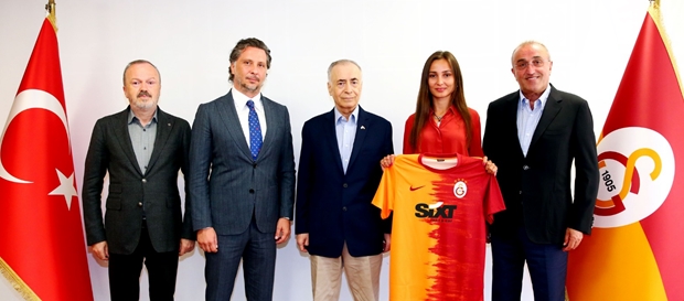 Galatasaray forma göğüs sponsorluğu için araç kiralama firması Sixt ile anlaştı.

Geçtiğimiz sezon kolda yer alan Magdeburger Sigorta ise sırt kısmında yer alacak.

İki sponsorluk için Galatasaray 29 milyon TL kazanacak.