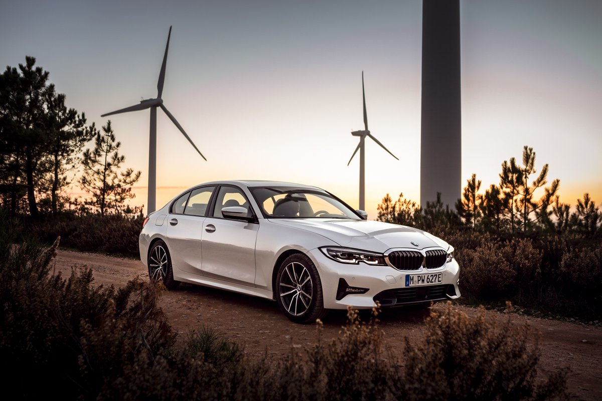 BMWGroupFrance's tweet photo. -80% de CO2 par véhicule produit d'ici 2030. 
C'est l'un des engagements pris par BMW Group en faveur du développement durable. Découvrez l'ensemble de ces engagements avec Oliver Zipse, Président BMW Group. #ShitInMotion #Sustainability 
https://t.co/hMhqSgdIho https://t.co/KOiEP2yWqH
