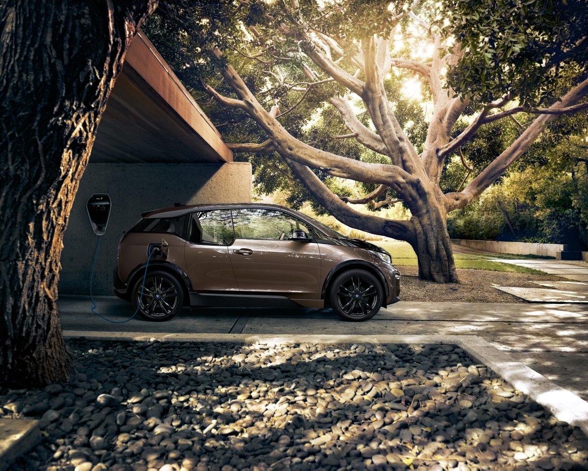 BMWGroupFrance's tweet photo. -80% de CO2 par véhicule produit d'ici 2030. 
C'est l'un des engagements pris par BMW Group en faveur du développement durable. Découvrez l'ensemble de ces engagements avec Oliver Zipse, Président BMW Group. #ShitInMotion #Sustainability 
https://t.co/hMhqSgdIho https://t.co/KOiEP2yWqH