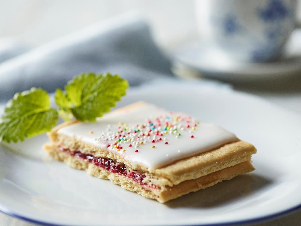 Jihun - Hindbærsnitte (Raspberry slice)Two amazing slices with two thin layers of sweet harmony. It's surface is a match made in heaven with your plate.... or the floor