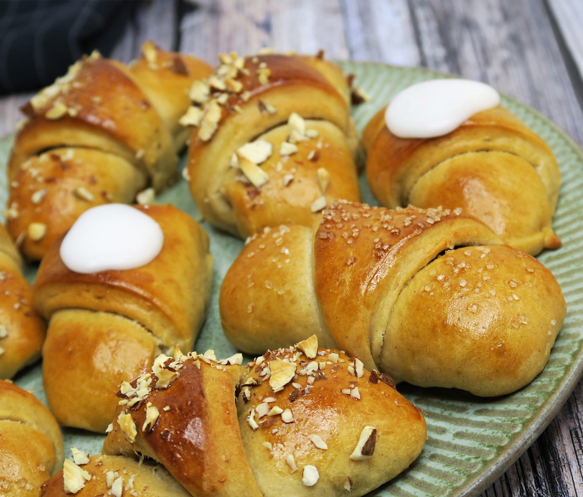 Youjin - Kærnemælkshorn (Buttermilk horn)Might seem dull at first glance compared to the others but do not underestimate!! Very soft and filled with the perfect amount of sweetness