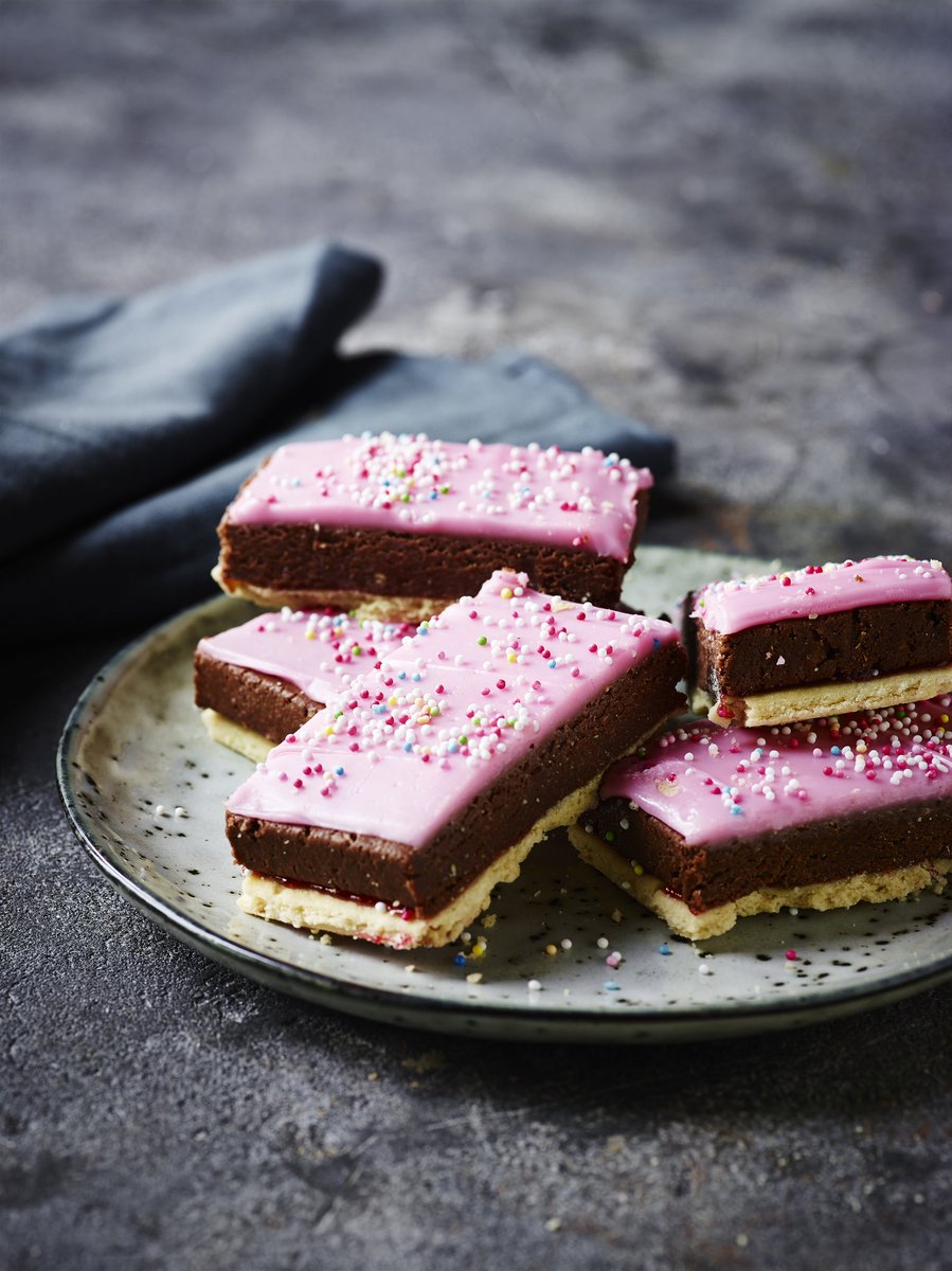 BONUS: Studenterbrød (Student's bread)Did you know that by combining Jihun and Inseong you'll get this super duper extra funny, loud and amazing cake? If you can't choose between the two, just get both with this 2 in 1!