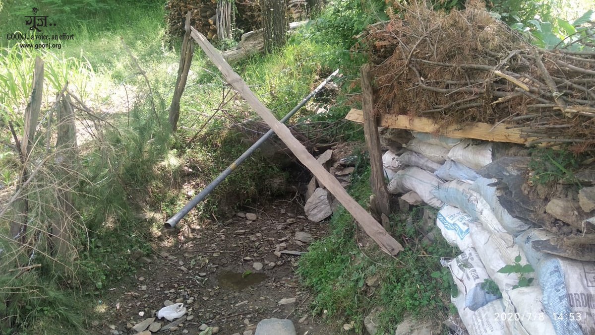 anshugoonj's tweet photo. Residents of Malik Pora village in Kupwara district of Kashmir came forward together not only to repair the catchment area of the springs but also to make protection walls around the edges. Goonj rewarded their efforts with carefully prepared essential Rahat Kits
#DignityForWork https://t.co/BIGUBfUEZC