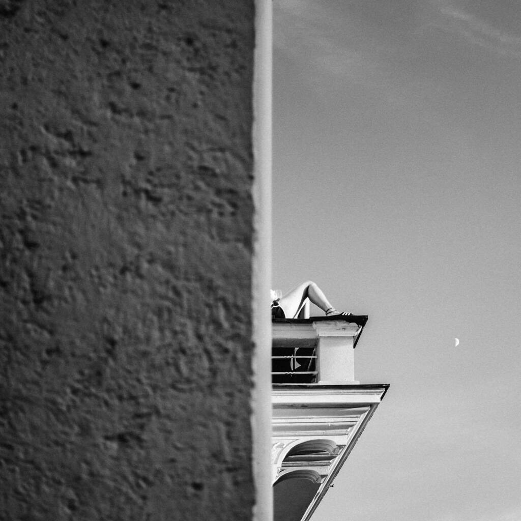 The moon —
.
.
.
.
.
#capturestreets #artofart #peraphotogallery #rayoflight #blackandwhite #streetphotographer #soulofstreet #zonestreet #35mmstreetphotography #life #contemporaryart #friendsinstreets #streets_storytelling #lightandshadow #lensculturest… instagr.am/p/CDJvM1rpQM1/