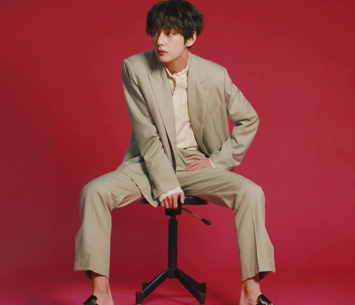 taecrewbr's tweet photo. INFO — Taehyung é o único solista coreano a alcançar o 1° em 70 países, com duas músicas (Inner Child e Sweet Night), desde o PSY em 2013.
#UKHitMakerV
#태형 #V #뷔 | @BTS_twt https://t.co/mHpRLAUO5u