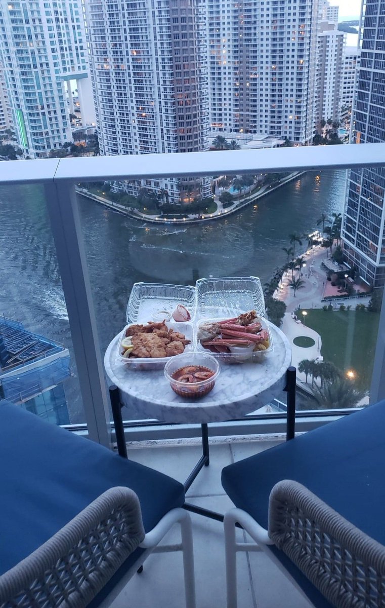 dadeswagg305's tweet photo. COME ENJOY THE VIEW WITH ME #BRICKELLVIEW https://t.co/Lo8BeAPpUN