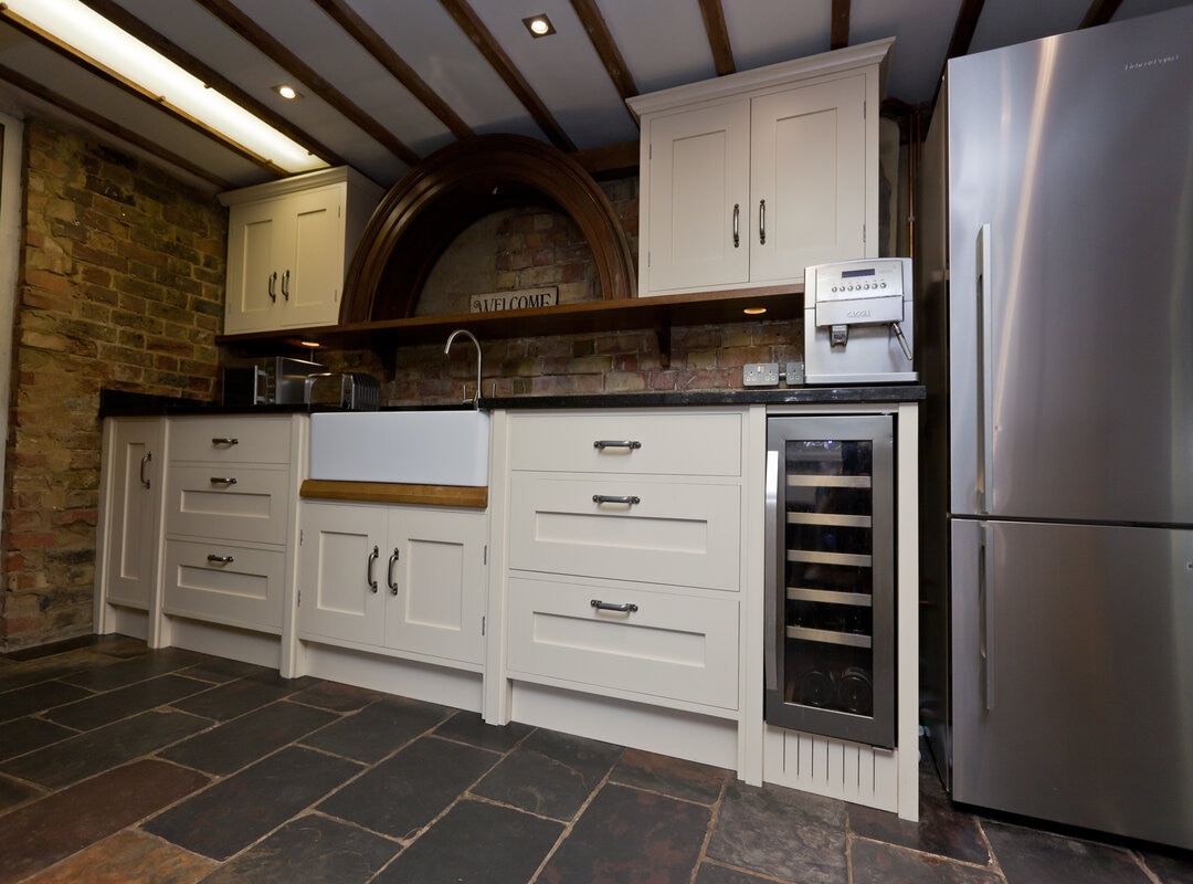 How great does this Cottage Kitchen look! 😍
🔨
🔨
🔨
🔨
#cottagekitchen #countryside #bespokekitchen #fittedkitchen #creampaint #painted #winecooler #freestandingfridge #fridgefreezer #belfastsink #oak #exposedbrick #kent #canterbury #ashford #folkestone #deal #traditional #wood