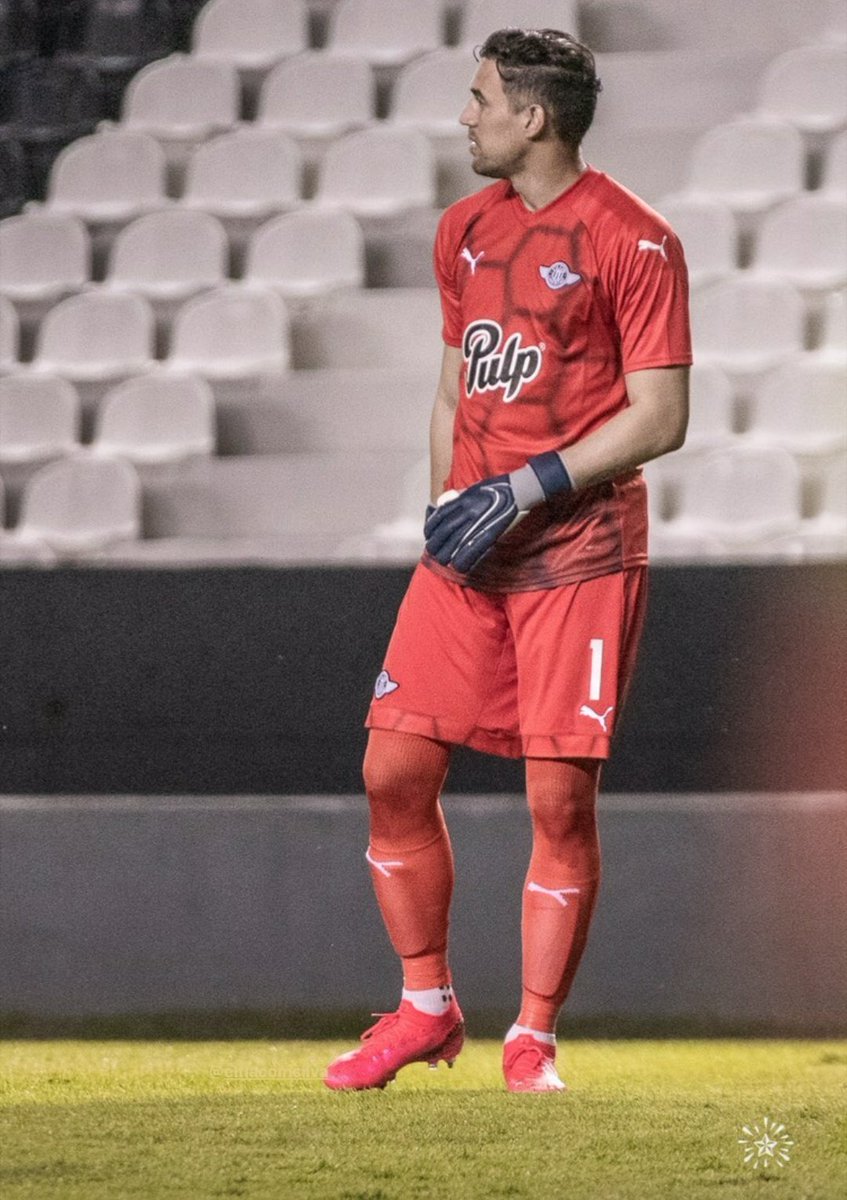 IngeGuma's tweet photo. Las camisetas de #MartinSilva son un remake de estas @PUMAParaguay de los 90's con el diseño de las costuras de una pelota https://t.co/ubhKqjWNdf