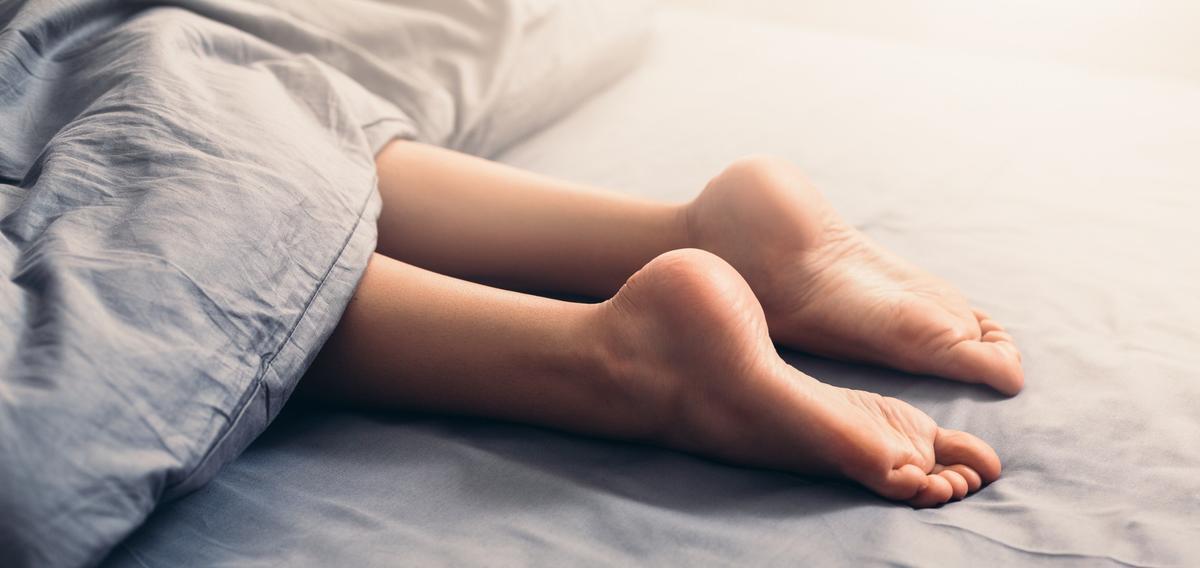 Madamefigaro's tweet photo. 💤 Faut-il dormir nu ? Si vous ne vous êtes jamais posé la question, au moins, vous saurez ! #Conseils #LaBonneQuestion #BienÊtre >>  https://t.co/VCt3wYsThS https://t.co/oJyEhr7Jk0
