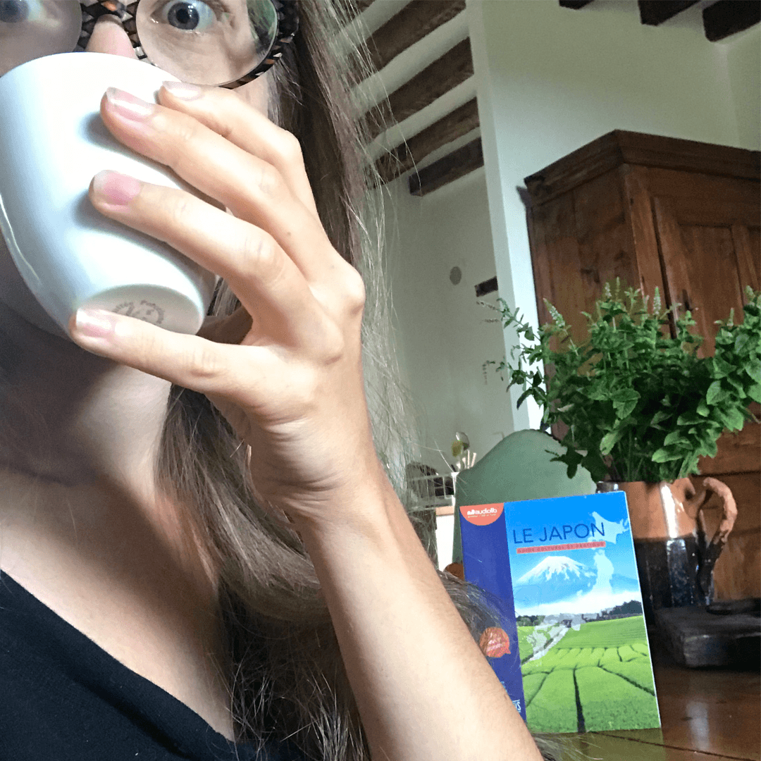 Audiolib1's tweet photo. ⛱️ DANS LA VALISE DE L'ÉQUIPE AUDIOLIB ☀️

Cet été, Claire (alias @JCaperucita) a choisi d'embarquer dans sa valise le #GuideBleu dédié au Japon et lu avec brio par Bruno Meyere ! Avec un thé sencha en main et ce livre audio aux oreilles, elle s'y voit déjà ! https://t.co/sLXhyUibkZ